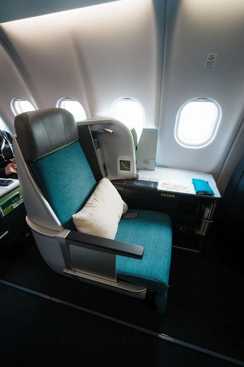Business-Class-Kabine im Tageslicht